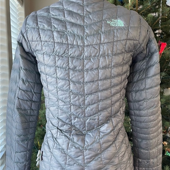 The North Face Thermoball Women's Quilted Gray Puffer Jacket - Picture 3 of 8